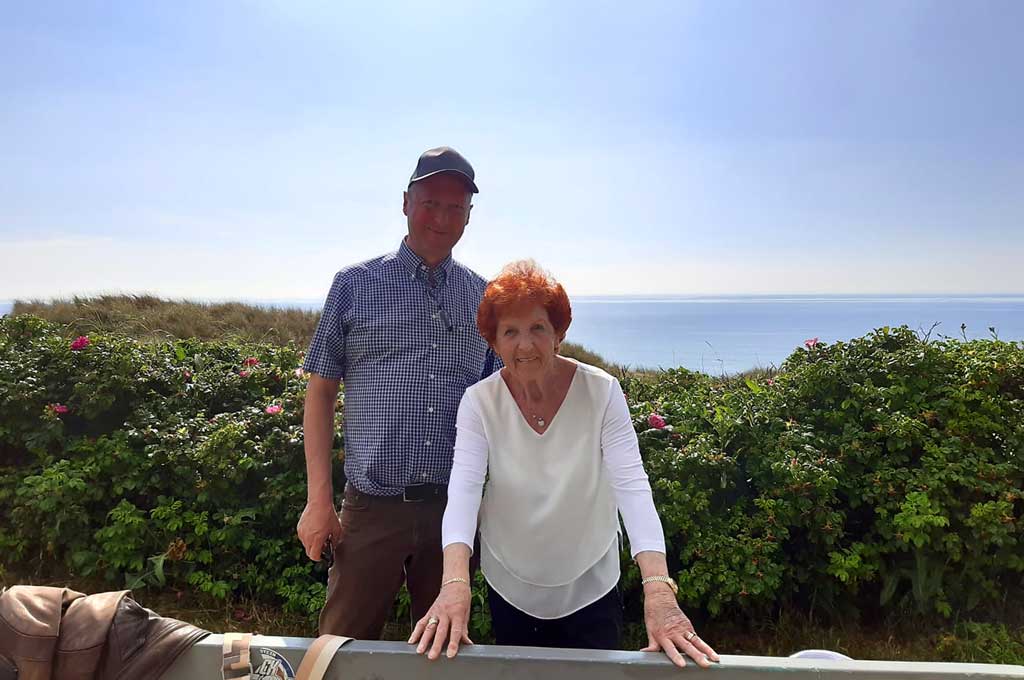 Mutter und Sohn, Meer und Landschaft im Hintergrund