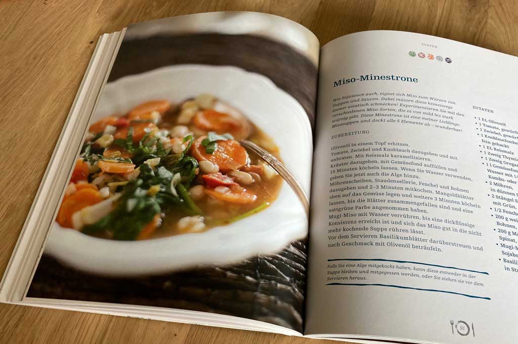 aufgeschlagenes Kochbuch, Miso-Minestrone Rezept